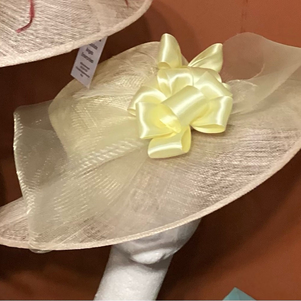 Elegant Cream Women's Hat with Yellow Bow
